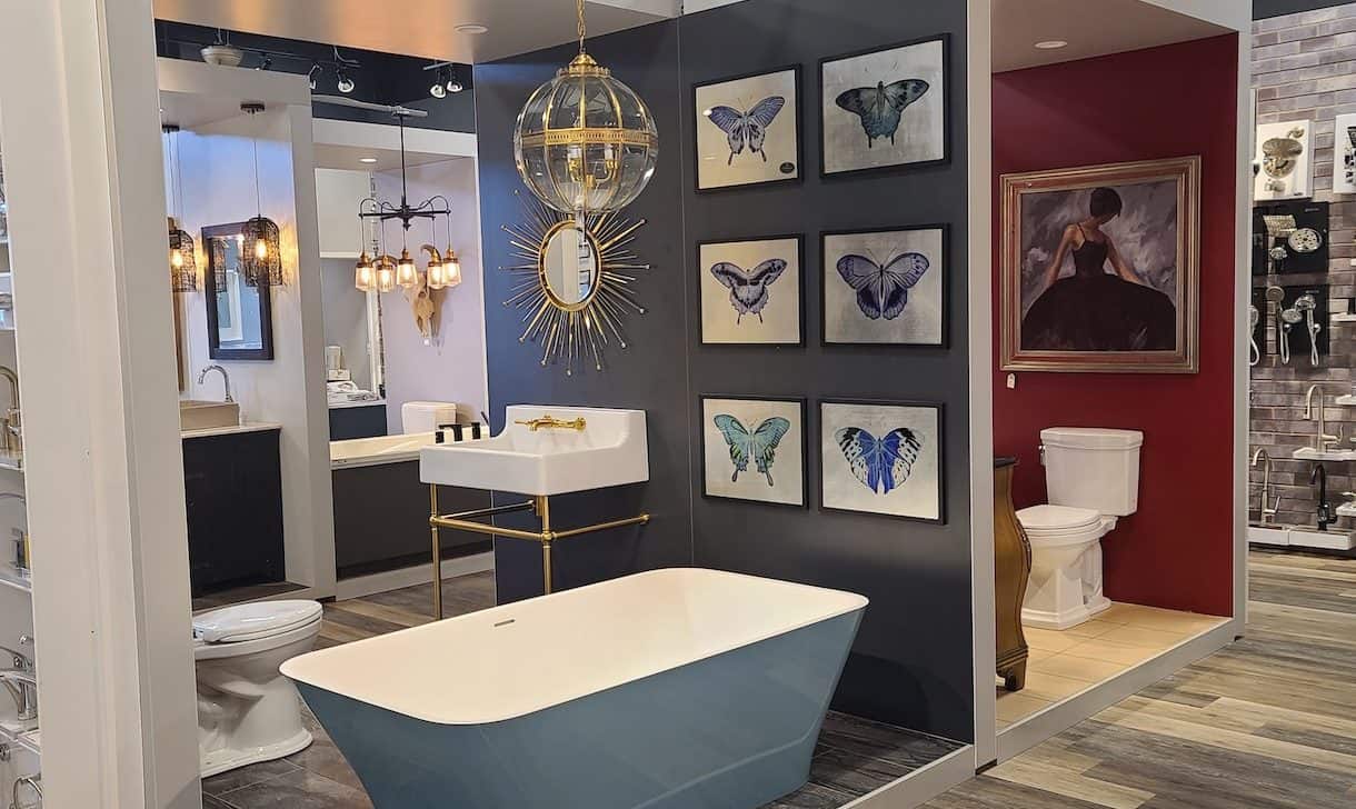 Bathroom display featuring a bathtub, sink, toilet, and lighting