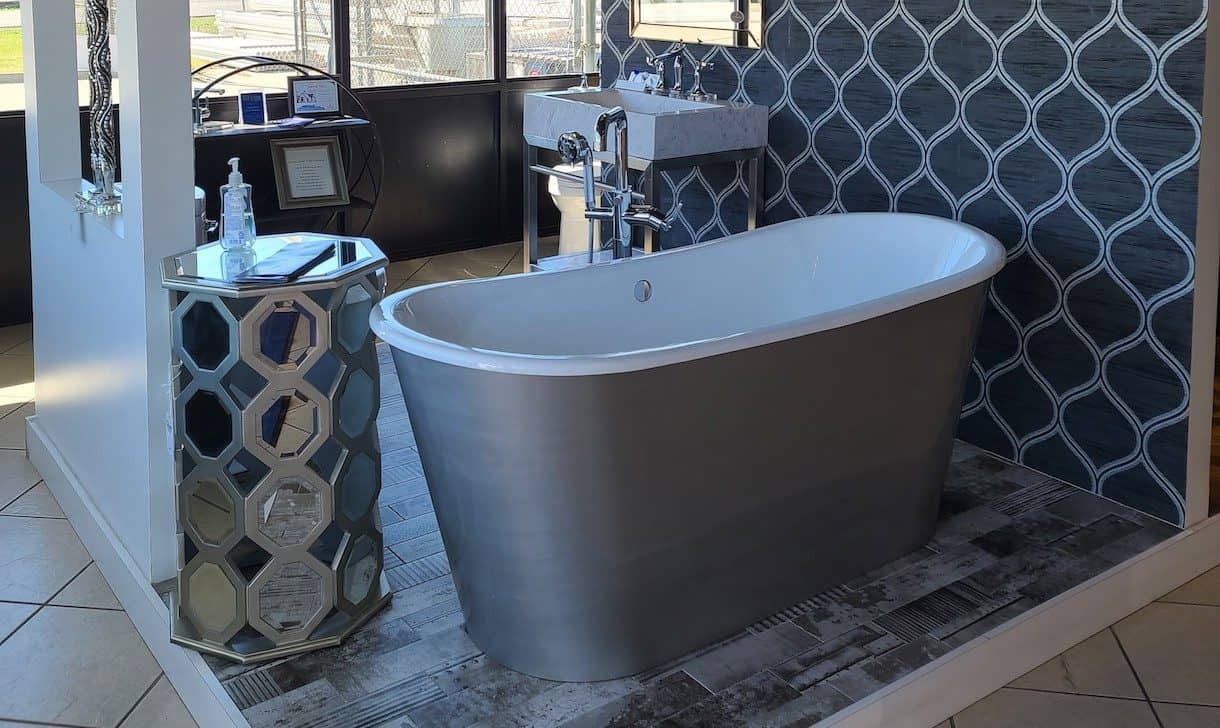 Showroom display featuring a bathtub and home decorations