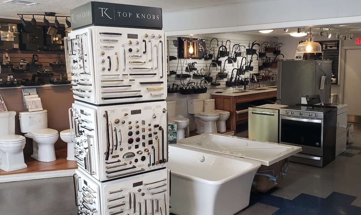 Showroom display featuring handles, bathtubs, and appliances