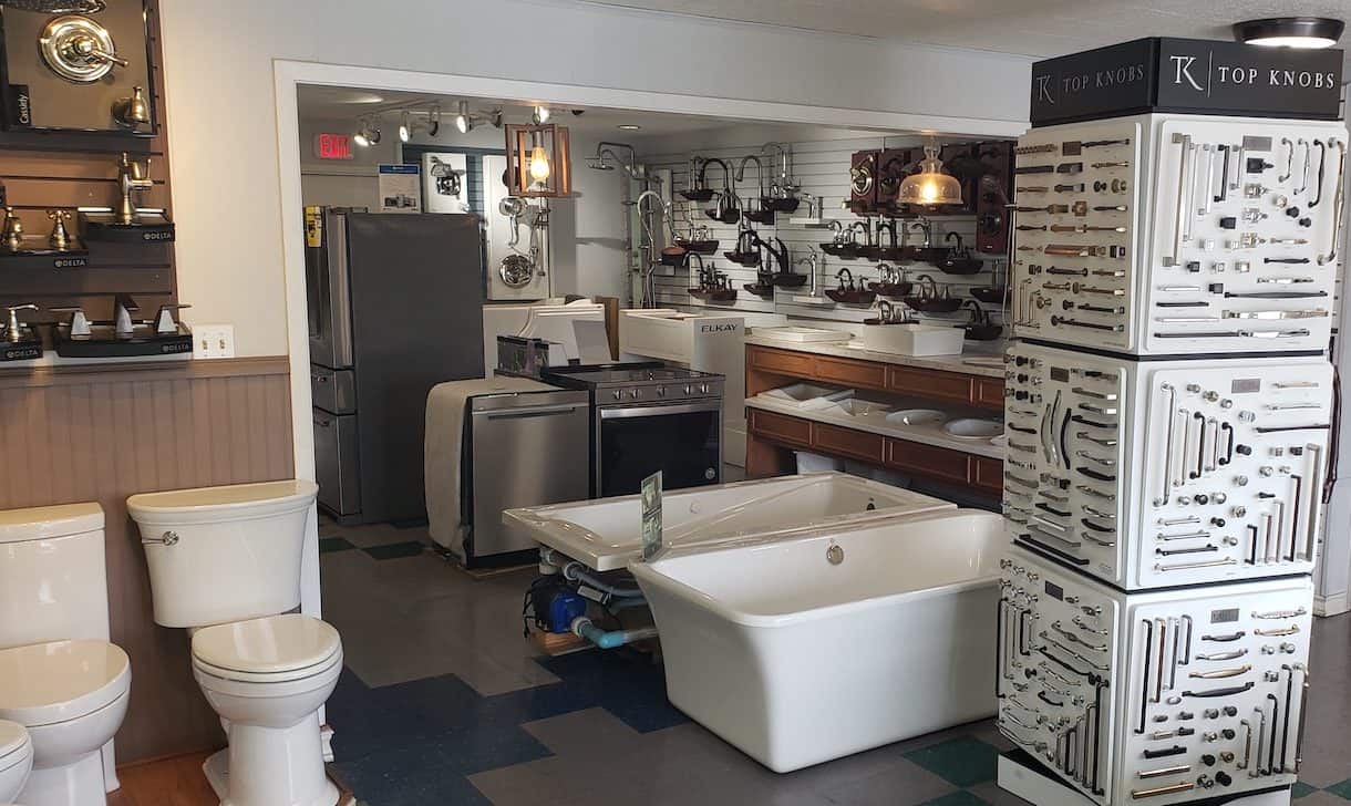 Showroom display featuring toilets, bathtubs, door handles,