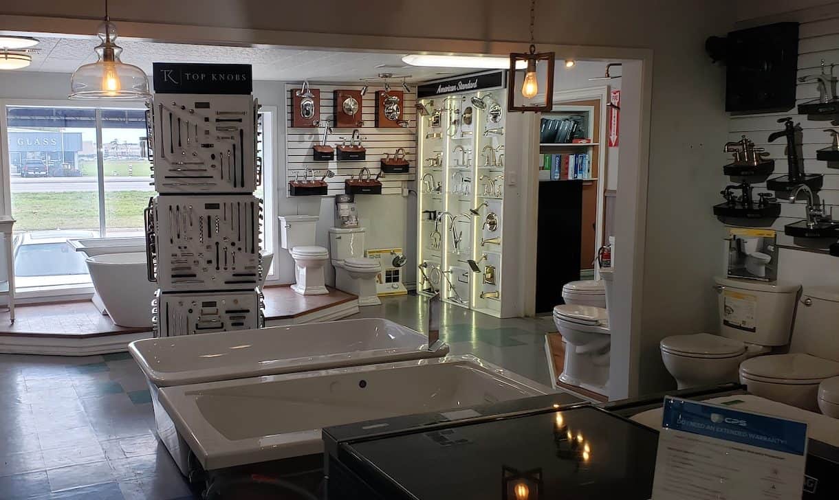 Showroom display with bathtubs, door handles, and home decorations